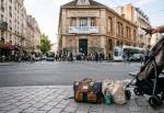 Un cartable au sol devant une école publique (Crédit : Alex.I)