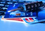 Des cartes bancaires avec un cadenas de sécurité (Crédit : TheDigitalWay)
