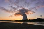 Tours de refroidissement centrale nucléaire avec lever de soleil (Crédit : distelAPPArath)