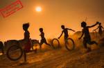 Des enfants qui jouent ensemble dans les dunes (Crédit : Trilemedia)