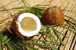 Une noix de coco coupée en deux sur une paillasse (Crédit : Couleur)