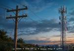 Un poteau télégraphique relié à une antenne mobile (Crédit : Alex.I)
