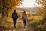 Deux enfants qui rentrent de l’école à la campagne (Crédit : Alex.I)