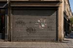 Devanture d’un magasin fermé par un rideau métallique (Crédit : Alex.I)