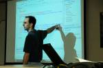 Un enseignant pointant du doigt un tableau avec du code (Crédit : Wonderlane)