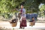 Une femme à Myanmar en Birmanie au travail avec un enfant (Crédit : Sippakorn)