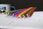 Feutres de couleurs sur un agenda scolaire (Crédit : Annabel_P)