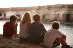 Des jeunes qui discutent entres eux au bord de l’eau (Crédit : Florendia)
