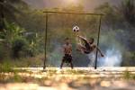 Deux garçons jouant au football sur l'eau au Vietnam (Crédit : VietNam Beautiful)