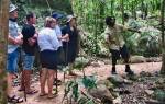 Un guide touristique dans la nature avec des touristes (Crédit : MemoryCatcher)
