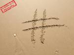  Un hashtag sur le sable d’une plage (Crédit : Yourschantz)