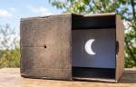 Représentation imagé d’un sténopé pour regarder l’éclipse solaire (Crédit : Alex.I)