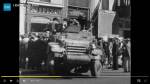Un half-track entouré d’une foule lors de la libération de Paris (Crédit : capture vidéo site INA)