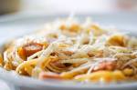 Assiette de pâtes linguine crémeuses au parmesan et poivre noir (Crédit : Mariya_m)