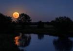 Lune rouge dans la campagne (Crédit : Alex.I Grok)