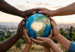 Des mains entourant le globe terrestre (Crédit : Alex.I)