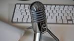 Un microphone de podcast et un clavier blanc (Crédit : PIX1861)