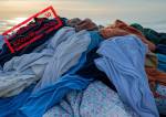 Des vêtements passés de mode devenus des déchets (Crédit : Alex.I Grok)