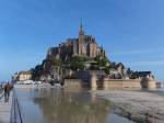 Le Mont-Saint-Michel et son accès piéton (Crédit : Mies1951)