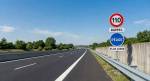 Panneaux de péage en flux libre limité à 110 km sur autoroute (Crédit : Alex.I)