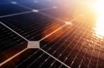 Des panneaux solaires avec un soleil couchant (Crédit : Bru-nO)