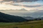 Un parc national en Europe et son arrière-plan montagneux (Crédit : Alex.I)