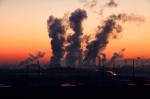 Pollution industriel dans un coucher de soleil (Crédit : SD-Pictures)