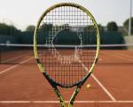 Une raquette de tennis trouée au milieu du tamis (Crédit : Alex.I)