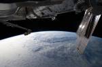 Les reflets du soleil sur les panneaux solaires de l’ISS (Crédit : ESA/NASA – Sophie Adenot)