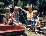 Des cousins en train de jouer dans le jardin avec leurs jouets d’époque (Crédit : Pgbsimon)