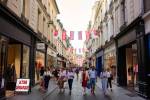 Une rue animée pendant les soldes d’été pour la dernière démarque (Crédit : Alex.I)