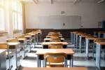 Une salle d’examen dans un lycée un lundi matin (Crédit : Alex.I)