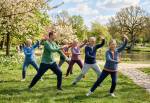 Des seniors pratiquant le tai-chi dans un parc (Crédit : Alex.I)
