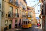 Tramway jaune dans les rues colorées de Lisbonne, Portugal (Crédit : LauraRinke)