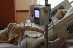 Une patiente dans un lit d’hôpital (Crédit : Parentingupstream)