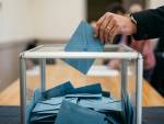 Une urne de vote et ses enveloppes pour les municipales 2026 (Crédit : Alex.I)