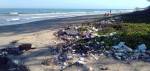 Des déchets sur une plage de sable fin (Crédit : Sergei Tokmakov)