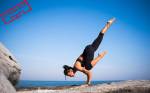 Asanas : femme qui pratique le yoga au bord de la mer (Crédit : StockSnap) Asanas : femme qui pratique le yoga au bord de la mer (Crédit : StockSnap)