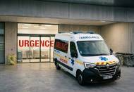 Une ambulance en sursis aux urgences de l’hôpital (Crédit : Alex.I)