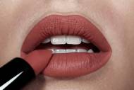 Application du rouge à lèvres discret lipstick rosewood matte (Crédit : Alex.I)