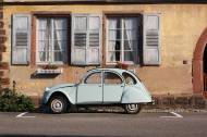 Une « vieille » 2 chevaux Citroën sur un parking (Crédit : GuentherDillingen)