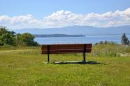 Un banc au bord du lac Léman en Haute-Savoie (Crédit : Jennifer J. à Anthy-sur-Léman)