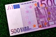 Un billet de 500 euros sur l’herbe (Crédit : Alexas_Fotos)