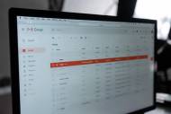 Un écran PC avec la messagerie Gmail affichée avec une alerte rouge (Crédit : Alex.I)
