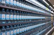 Représentation d’un rayon avec des bouteille d’eau « cela coule de source » (Crédit : Alex.I)