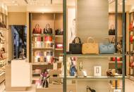 Une boutique de vêtements et sacs à main (Crédit : Pexels)
