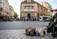 Un cartable au sol devant une école publique (Crédit : Alex.I)
