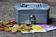 Cashbox avec des pièces et billets (Crédit : Alexas_Fotos)