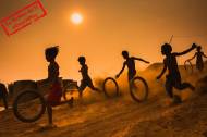 Des enfants qui jouent ensemble dans les dunes (Crédit : Trilemedia)