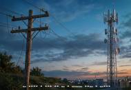 Un poteau télégraphique relié à une antenne mobile (Crédit : Alex.I)